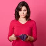 Por Isso Você Trabalha o Mês Todo e Continua Sem dinheiro